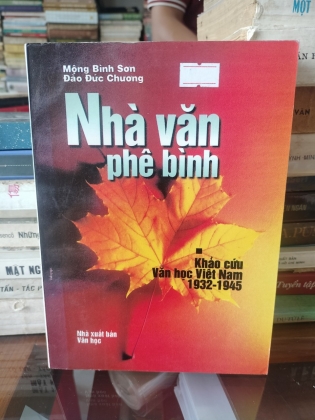 NHÀ VĂN PHÊ BÌNH 