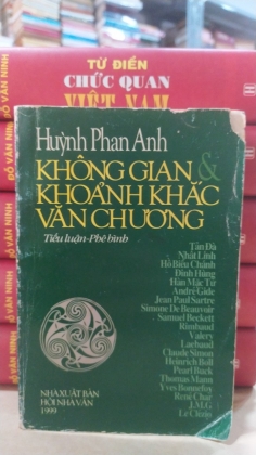 KHÔNG GIAN KHOẢNH KHẮC VĂN CHƯƠNG