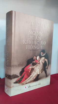 NGƯỜI BÍ ẨN KHOÁC ÁO HỒNG Y