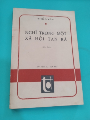 NGHĨ TRONG MỘT XÃ HỘI TAN RÃ