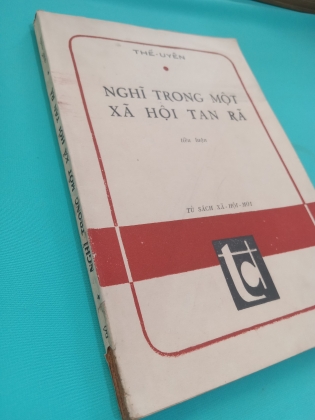 NGHĨ TRONG MỘT XÃ HỘI TAN RÃ