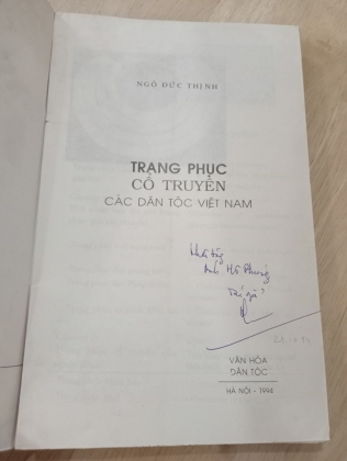 [CÓ CHỮ KÝ TÁC GIẢ] TRANG PHỤC CỔ TRUYỀN CÁC DÂN TỘC VIỆT NAM