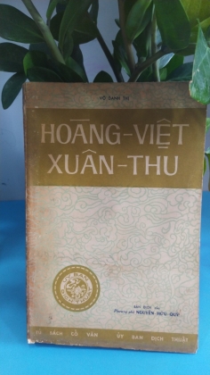 HOÀNG VIỆT XUÂN THU- TỦ SÁCH CỔ VĂN (NGUYỄN HỮU QUỲ DỊCH)