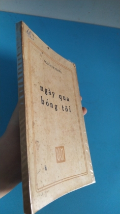 NGÀY QUA BÓNG TỐI