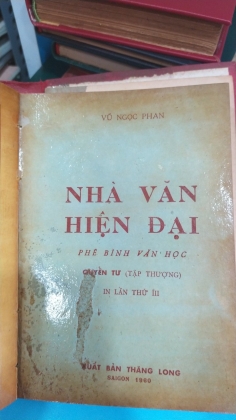 NHÀ VĂN HIỆN ĐẠI 