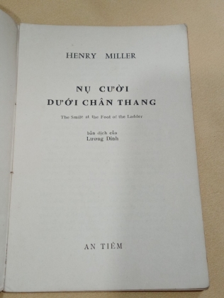 NỤ CƯỜI DƯỚI CHÂN THANG