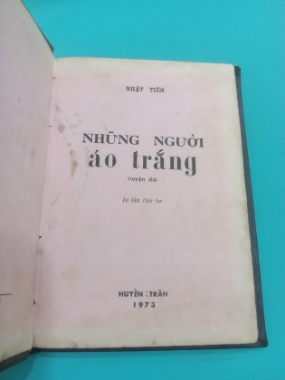 NHỮNG NGƯỜI ÁO TRẮNG