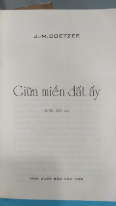 GIỮA MIỀN ĐẤT ẤY