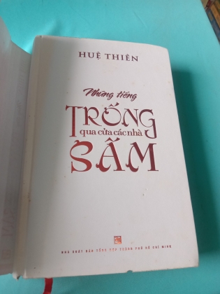 NHỮNG TIẾNG TRỐNG QUA CỬA CÁC NHÀ SẤM