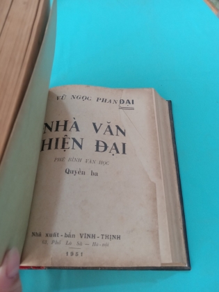 NHÀ VĂN HIỆN ĐẠI