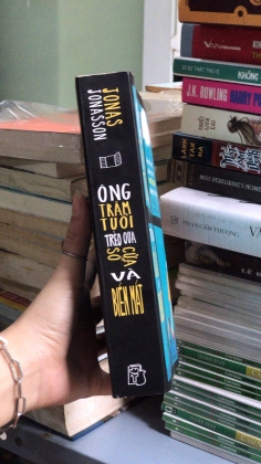 ÔNG TRĂM TUỔI TRÈO QUA CỬA SỔ VÀ BIẾN MẤT