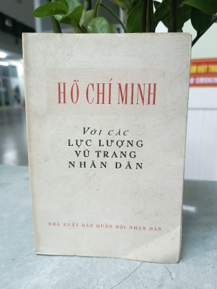 HỒ CHÍ MINH VỚI CÁC LỰC LƯỢNG VŨ TRANG NHÂN DÂN