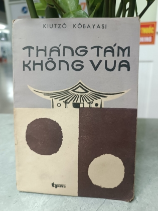 THÁNG TÁM KHÔNG VUA