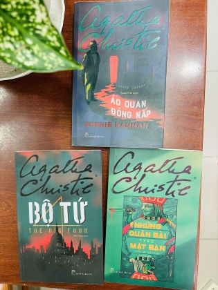 SÁCH CỦA TÁC GIẢ AGATHA CHRISTIE ( ÁO QUAN ĐÓNG NẮP + BỘ TỨ + NHỮNG QUÂN BÀI TRÊN MẶT BÀN)