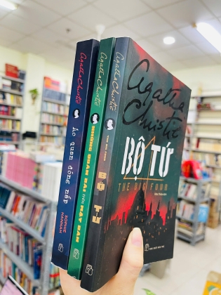 SÁCH CỦA TÁC GIẢ AGATHA CHRISTIE ( ÁO QUAN ĐÓNG NẮP + BỘ TỨ + NHỮNG QUÂN BÀI TRÊN MẶT BÀN)