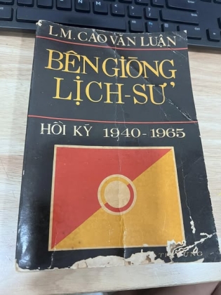 BÊN GIÒNG LỊCH SỬ - CAO VĂN LUẬN