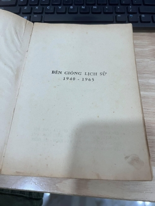 BÊN GIÒNG LỊCH SỬ - CAO VĂN LUẬN