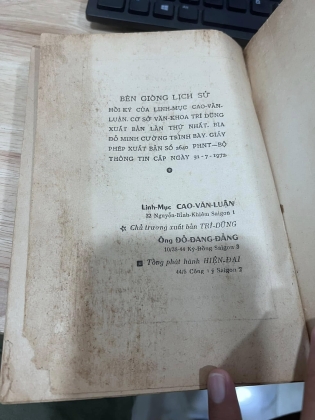 BÊN GIÒNG LỊCH SỬ - CAO VĂN LUẬN